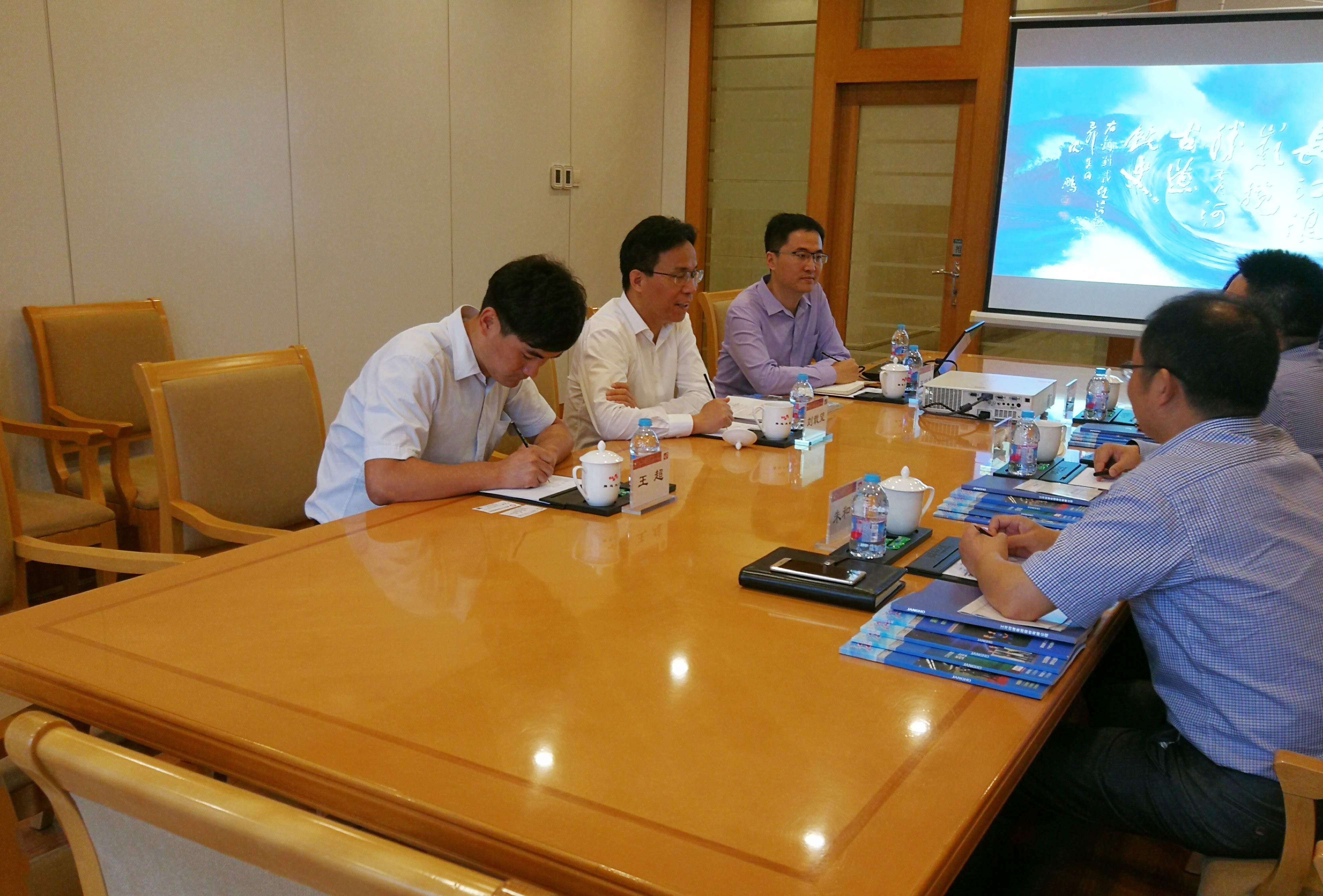 成都会青白江区池勇区长一行在京与刘载望董事上举行座谈